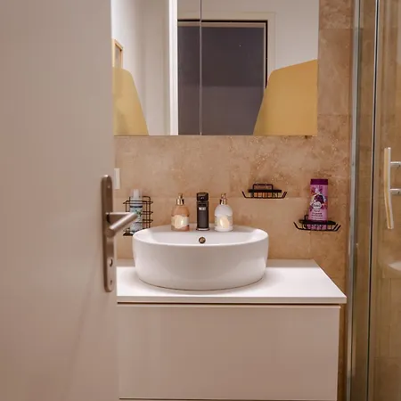 Modern Living - Free Parking & Self Check-in