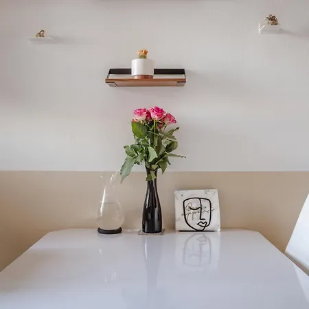 Modern Living - Free Parking & Self Check-in Апартаменты *